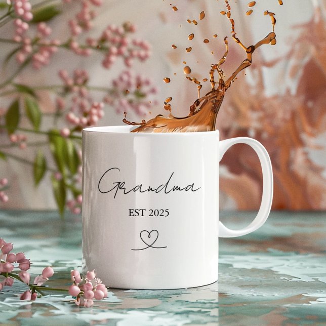 Caneca De Café Minimalist Grandma EST Year | Custom Gift Mug (Criador carregado)