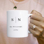 Caneca De Café Mínimo e Chic | Casais Data de casamento do monogr<br><div class="desc">Essa caneca elegante e moderna apresenta um simples design de texto preto e branco que exude o estilo minimalista. Adicione suas iniciais ou monograma,  seu sobrenome,  sua data de casamento ou outra data especial para torná-las completamente suas.</div>