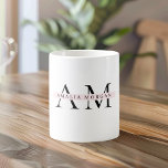 Caneca De Café Mínimo Pink Pastel Inicial e Personalizado<br><div class="desc">"Aproveite suas bebidas favoritas com estilo com nossa caneca personalizada inicial rosa monograma. Esta caneca elegante apresenta um design cor-de-rosa-chic com uma inicial personalizável, adicionando um toque pessoal ao café ou ao chá matinais. Produzido a partir de cerâmica de alta qualidade, oferece durabilidade e uma aderência confortável. Perfeito para casa,...</div>