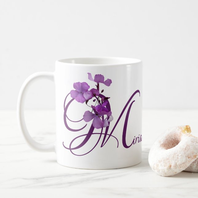 Caneca De Café Míriam personalizável nome flores roxas florais (Com Donut)