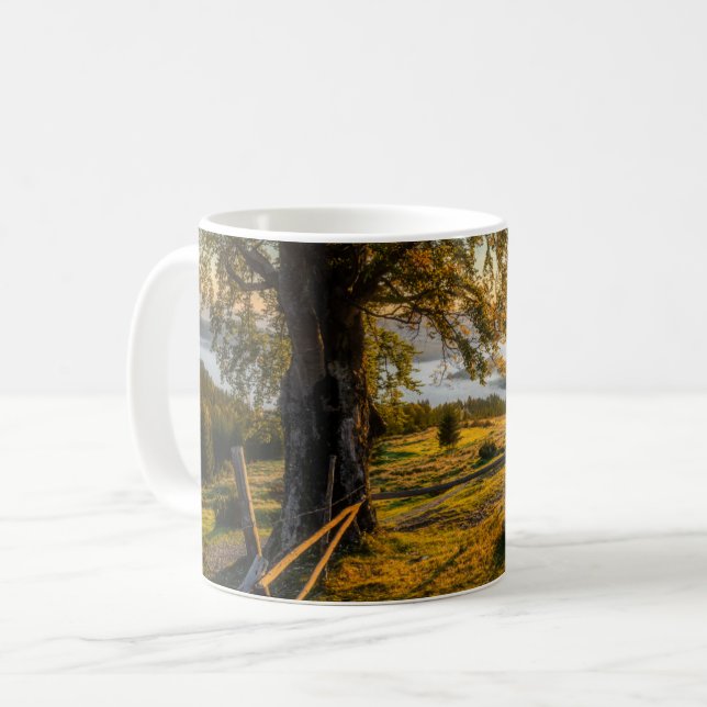 Caneca De Café Misty Dawn em uma Floresta (Frente Esquerda)
