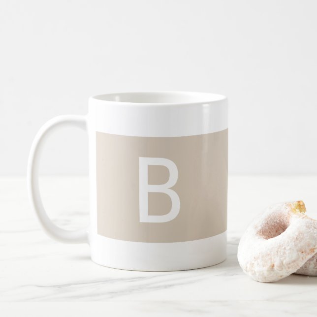 Caneca De Café Modelo Inicial Personalizado Moderno Monograma Beg (Com Donut)