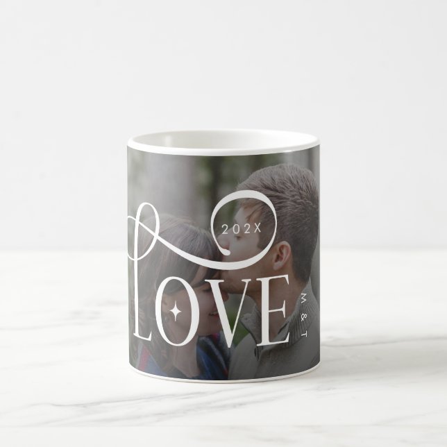 Caneca De Café Modern Script Love Custom Engaged Couples Photo (Centro)