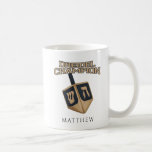 Caneca De Café Moderno Hanukkah Cute Dreidel Champion Festivo<br><div class="desc">Celebre Chanucá com orgulho e humor enquanto se reúne com toda a família. Este design gráfico do festival faz um presente perfeito para os feriados. Seja para seu vizinho,  família,  marido,  tio ou namorado</div>