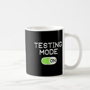 Caneca De Café Modo de Teste Ativado Dia de Teste Divertido Profe