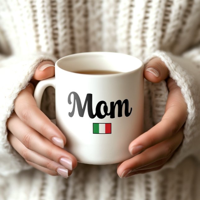 Caneca De Café Mom Italian Flag Mug (Woman's hands holding white Mom mug with Italian flag. Great gift for mom-to-be Baby Showers)