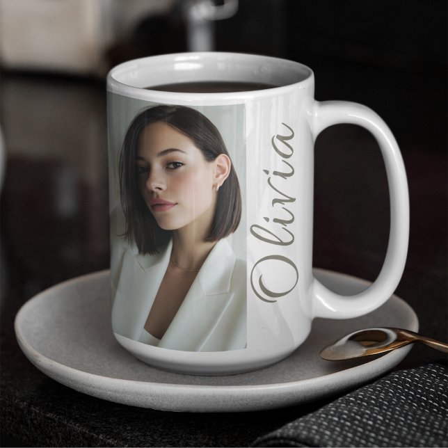 Caneca De Café Momento Vertical com Nome (Modern mug with full portrait photo and vertical script name for a sleek editorial look.)