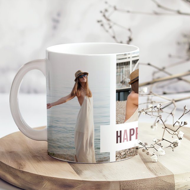 Caneca De Café "Momentos Felizes" Oferta de Colagem de Fotos ("Happy Moments" Photo Collage Gift Coffee Mug on a boho wooden kitchen table with tiny flowers.)