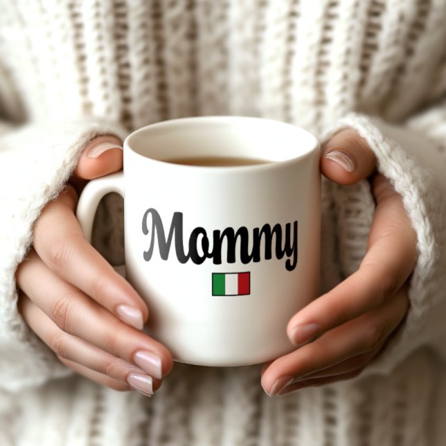 Caneca De Café Mommy Italian Flag Mug (Woman's Hands Holding a white mug that says Mommy with an Italian flag icon. Baby shower gift.)