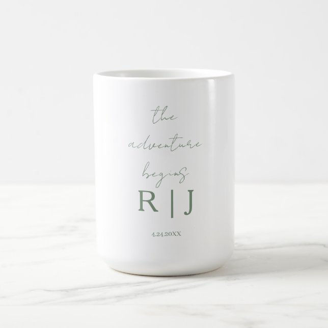 Caneca De Café Monogram Sage Green Quote Adventure Begins Wedding (Centro)