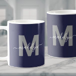 Caneca De Café Monograma Azul marinho<br><div class="desc">Marinho Moderno Personalizado Azul e Branco Nome do Script Inicial Monograma Coffee Mug. Esta caneca monográfica elegante combina um estilo moderno minimalista com um aspecto simples, mas na moda, perfeito para qualquer amante de café ou chá. Apresentando uma cinza em negrito inicial sobre um fundo azul marinho e um nome...</div>