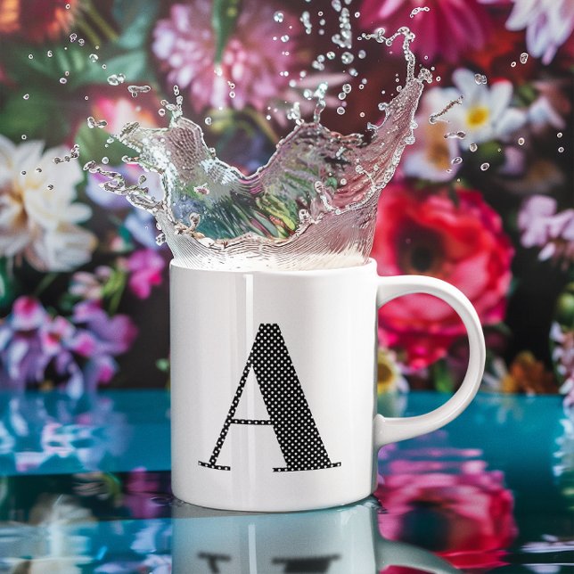 Caneca De Café Monograma de Bolinhas Preto e Branco (Black and White Polka Dot Monogram Coffee Mug)