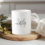 Caneca De Café Monograma de Caligrafia Moderna<br><div class="desc">Caneca de café personalizada com design de monograma moderno preto e branco.</div>