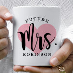 Caneca De Café Monograma de Casamento Personalizado da Sra. Rosa<br><div class="desc">A caneca de café personalizada para o Futuro A Sra. apresenta um roteiro preto moderno com texto personalizado de sobrenome e uma bonito imagem de fundo do coração rosa.</div>