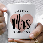 Caneca De Café Monograma de Casamento Personalizado do Coração Do<br><div class="desc">A caneca de café personalizada para o Futuro A Sra. apresenta um roteiro preto moderno com texto personalizado de sobrenome e uma imagem de fundo do coração de rosa dourado.</div>