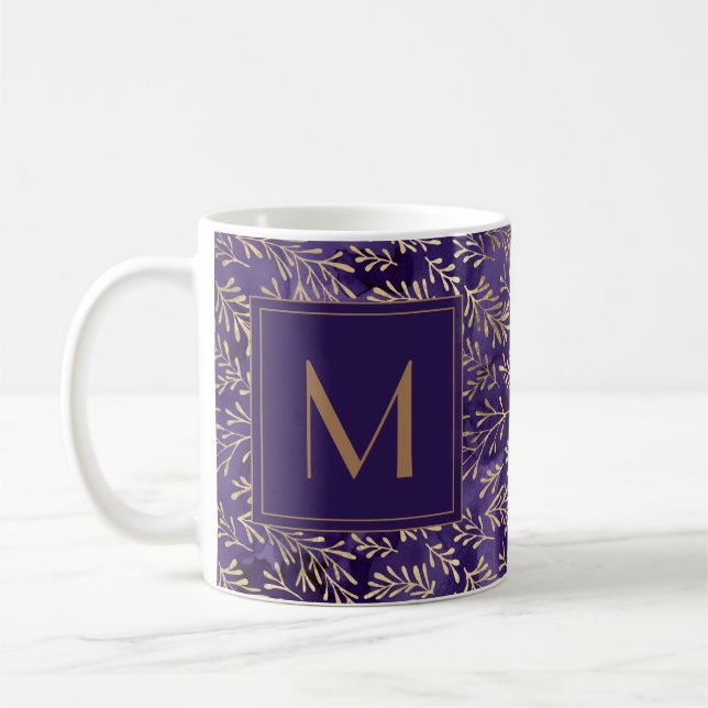 Caneca De Café Monograma de Folhas de Ouro Roxo Elegante Moderno (Esquerda)