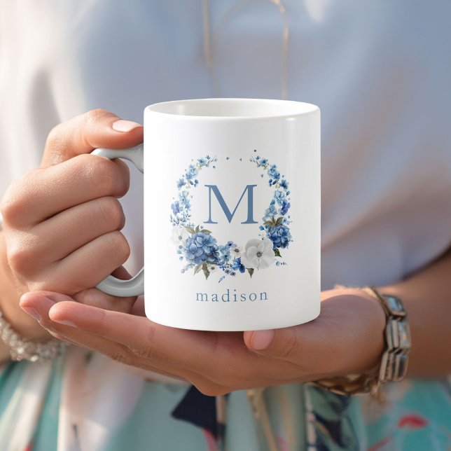 Caneca De Café Monograma de Grinalda Floral Azul (Blue Floral Wreath Monogram Coffee Mug with your Initial & Name)