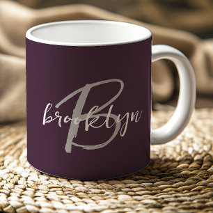 Caneca De Café Monograma de letra cursiva trendy em roxo ameixa e