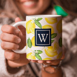 Caneca De Café Monograma de Marinho de Padrão de Citrus Lemon<br><div class="desc">Este design apresenta um padrão de limão com cor d'água com um quadrado marinho azul e um inicial monograma.</div>