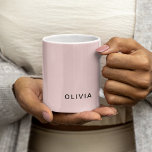 Caneca De Café Monograma de nome e cor-de-rosa personalizado | Pe<br><div class="desc">Adicione um toque de elegância aos seus pertences com esta design de Monograma de Nome e Cor de Rosa Personalizada. Com um fundo rosa suave e um nome ou iniciais personalizáveis, este design é perfeito para mostrar seu estilo exclusivo. Ideal para presentes ou uso pessoal, é versátil e eterno. Quer...</div>