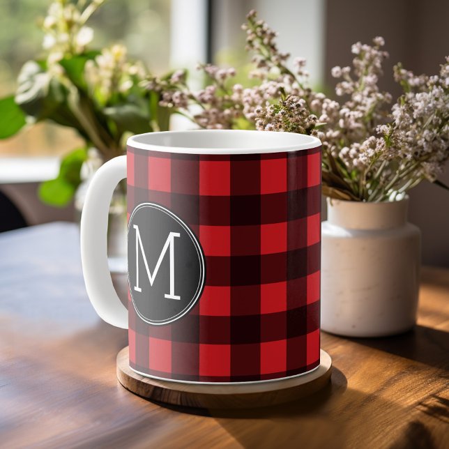 Caneca De Café Monograma de Padrão de Xadrez de Buffalo Vermelho  (Buffalo check mug with personalized monogram)