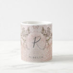 Caneca De Café Monograma de Padrão Floral Romântico<br><div class="desc">Design apresenta um padrão floral romântico sobre um padrão rosa-pincel pálido,  tipo vintage. Personalize facilmente o nome e o monograma da escolha. Ideia ideal de presente e manutenção para a dama de honra,  madrinha de casamento,  festa de casamento,  noivado e muito mais.</div>