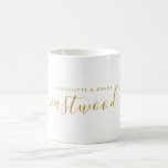 Caneca De Café Monograma do Casal Dourado moderno<br><div class="desc">Um monograma moderno de casal na moda em ouro com sobrenome de script manual e nomes de sans serif. Para os recém-casados ou casais de longa data.</div>