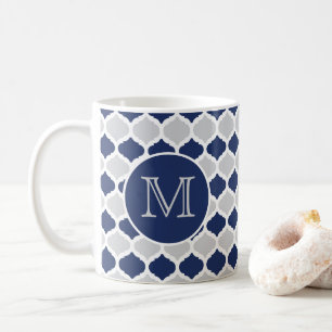 Caneca De Café Monograma do Quatrefoil marinho Azul e Cinza