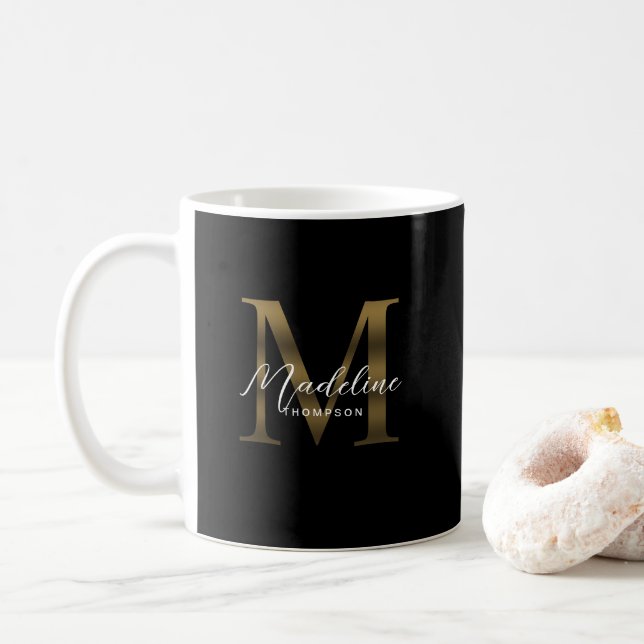 Caneca De Café Monograma Dourado Metálico Simples de Script Chic (Com Donut)