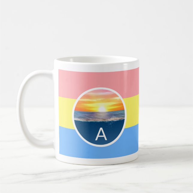 Caneca De Café Monograma e nascer do sol no oceano em cores pasté (Esquerda)