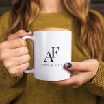 Caneca De Café Monograma Elegante Simples Minimalista<br><div class="desc">Uma simples caneca de café monograma de casamento com tipografia tradicional clássica em preto num estilo elegante. O texto pode ser facilmente personalizado com seus nomes para o design perfeitamente personalizado!</div>