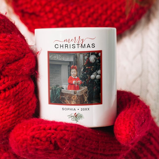 Caneca De Café Monograma Feliz Natal - Foto Holly (Modern typography Merry Christmas customizable photo mug with a little watercolor holly branch.)