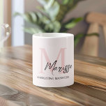 Caneca De Café Monograma Minimalista Nome e Nome Inicial Pastel R<br><div class="desc">Desfrute da sua bebida favorita em estilo com o nosso Monograma Minimalístico Monograma Inicial & Nome Pastel Pink Coffee Mug. Esta caneca elegante apresenta um design elegante personalizado com o seu nome e nome iniciais, colocado sobre um fundo cor-de-rosa macio. Feito de cerâmica de alta qualidade, é perfeito para café,...</div>