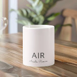 Caneca De Café Monograma Minimalista Nome e Nome Inicial Pastel R<br><div class="desc">Comece seu dia com um toque de elegância usando nossa caneca personalizada Pink Monograma de Café. Apresentando um sofisticado design cor-de-rosa pastel com seu nome e inicial personalizados, esta caneca de cerâmica cônica adiciona um talento pessoal à sua rotina de café ou chá. Perfeito para casa, escritório ou como um...</div>