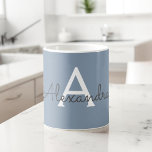 Caneca De Café Monograma Moderno Minimalista Dusty Blue Elegante<br><div class="desc">Apresentando nossa Coleção Elegante de Monograma Moderno Minimalista e Dusty: Eleve seu estilo com sofisticação e charme de eterno subestimados. Nossa coleção apresenta designs minimalistas em uma matiz azul suja, aperfeiçoada com monogramas elegantes adaptados ao seu gosto pessoal. De papelaria refinada a acessórios versáteis, cada peça da nossa coleção é...</div>