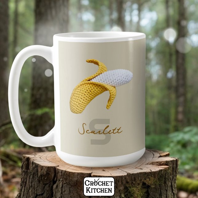 Caneca De Café Monograma Moderno Mínimo Nome Crochet Banana (Criador carregado)