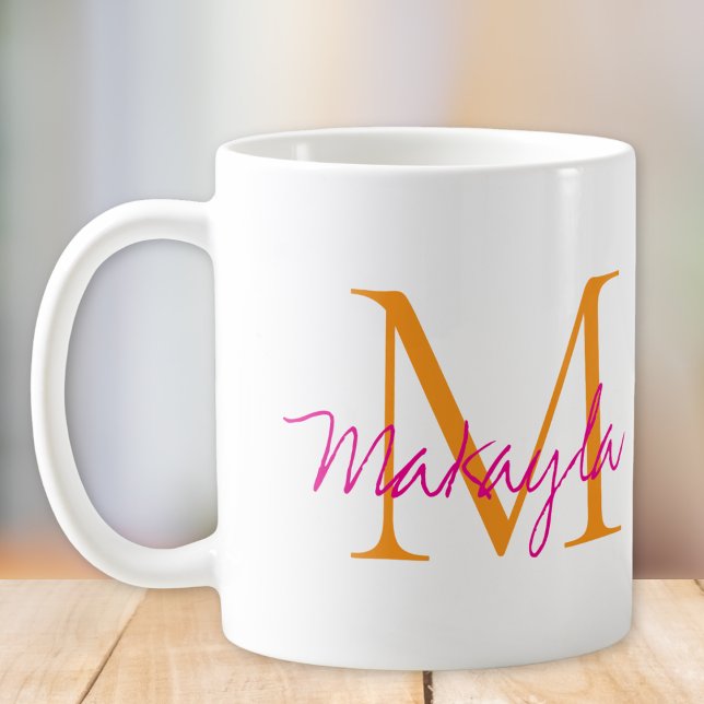 Caneca De Café Monograma Moderno Nome em Script Rosa (Criador carregado)