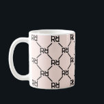 Caneca De Café Monograma Na moda Moderno Cubo Leve Lente Pink Cof<br><div class="desc">Comece seu dia com um toque de elegância personalizada com nossa caneca personalizada de café rosa-rosa Na moda de cor branca moderna Monograma, com um padrão de monograma cor-de-rosa pincelado que lhe permite desfrutar seu estilo matinal. Esta caneca permite personalizá-la com suas iniciais, transformando um item do dia a dia...</div>