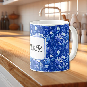 Caneca De Café Monograma, padrão de folhas tropicais em azul coba