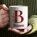Caneca De Café Monograma personalizado Chocolate Quente de Natal<br><div class="desc">Este monograma personalizado de Natal e design de nomes é perfeito tanto para crianças como para adultos. Esta pode ser impressa com qualquer nome e letra. Fácil de editar e ter impresso! Estes fazem um presente de Natal perfeito, estocador, troca de presentes de férias ou uso como saco de presentes!...</div>