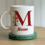 Caneca De Café Monograma personalizado Chocolate Quente de Natal<br><div class="desc">Este monograma personalizado de Natal e design de nomes é perfeito tanto para crianças como para adultos. Esta pode ser impressa com qualquer nome e letra. Fácil de editar e ter impresso! Estes fazem um presente de Natal perfeito, estocador, troca de presentes de férias ou uso como saco de presentes!...</div>