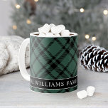 Caneca De Café Monograma Personalizado da Xadrez Verde de Tartan<br><div class="desc">Personalize este café festivo de Natal ou uma caneca de cacau quente com o nome da sua família e a data estabelecida (ano em que o primeiro filho foi nascer ou ano foi o primeiro filho) ou outro texto personalizado. A design apresenta um clássico, porém moderno caçador/pinheiro verde e xadrez...</div>