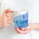 Caneca De Café Monograma Personalizado de Turquesa Azul de Cor de<br><div class="desc">Água de cor d'água,  ondas aqua design com cor branca de turquesa azul pastel. Monograma como opção. Personalize essas imagens adicionando seu nome ou mensagem. Perfeito para qualquer ocasião; aniversário,  Natal,  dia de as mães,  dia dos pais,  graduação,  professor,  empresa, </div>