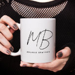 Caneca De Café Monograma preto e branco minimalista<br><div class="desc">Uma caneca de monograma elegante e minimalista em preto e branco. Ele apresenta uma combinação de script e fonte serif para os nomes. Perfeito como presente personalizado.</div>