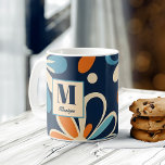 Caneca De Café Monograma retro Dons de margarida do meio século<br><div class="desc">Monograma retro meio século 70ies margarida azul marinho margarida vintage estilo retrô moderno nome personalizado cãozinho pontes dobras favores de noivas</div>
