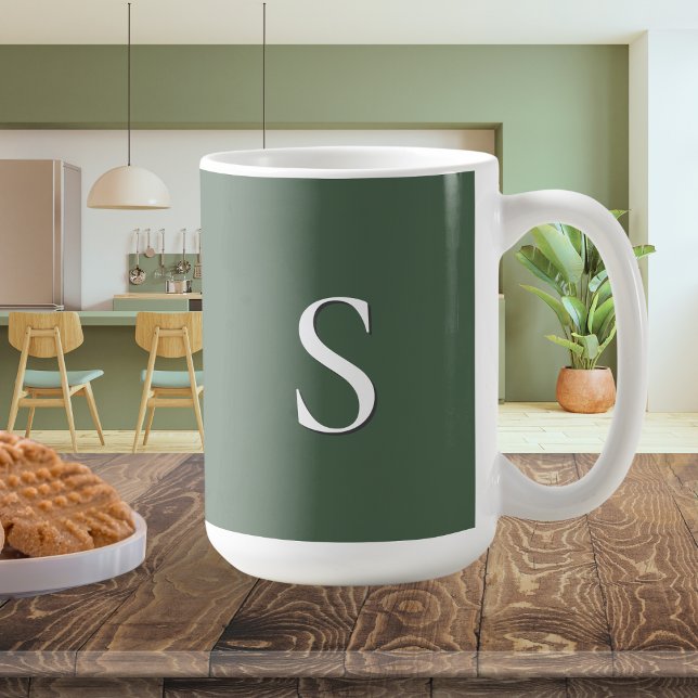 Caneca De Café Monograma Simples Moderno e Verde Oleícola (An olive green mug, personalized with an initial on both sides)