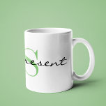 Caneca De Café Monograma Verde _estar presente_ Design 11oz<br><div class="desc">As palavras "estar presente" e o monograma verde solteiro decoram inicialmente esta caneca de café clássica de 11oz. Grande capacidade para bebidas quentes ou frias. Altere facilmente o Modelo fornecido. Também disponível em 15oz e outros estilos de caneca. Consulte "Sobre este produto" ao lado para obter informações adicionais.</div>