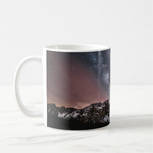 CANECA DE CAFÉ MONTANHA COBERTA DE NEVE EM STARRY NOITE