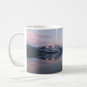 CANECA DE CAFÉ MONTANHA COBERTA DE NEVE PERTO DO LAGO DURANTE O D