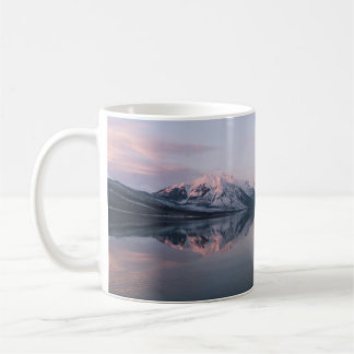 CANECA DE CAFÉ MONTANHA COBERTA DE NEVE PERTO DO LAGO DURANTE O D